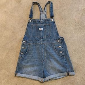 Levi’s women overall shorts